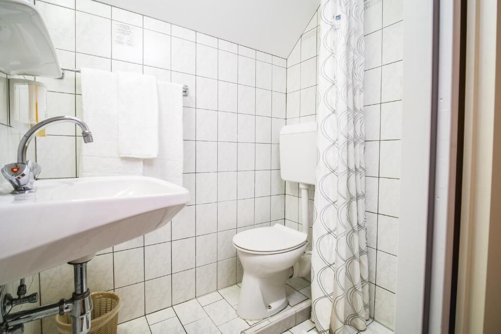 Comfort-Doppelzimmer | Badezimmer | Dusche, Handtücher, Seife, Shampoo
