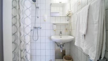 Superior Double Room | Bathroom | Shower, towels, soap, shampoo