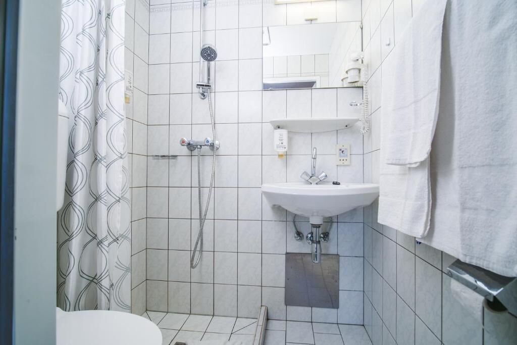 Basic-Zweibettzimmer | Badezimmer | Dusche, Handtücher, Seife, Shampoo
