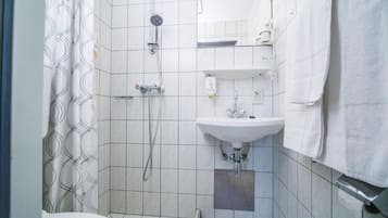 Eenvoudige Twin kamer | Badkamer | Een douche, handdoeken, zeep, shampoo