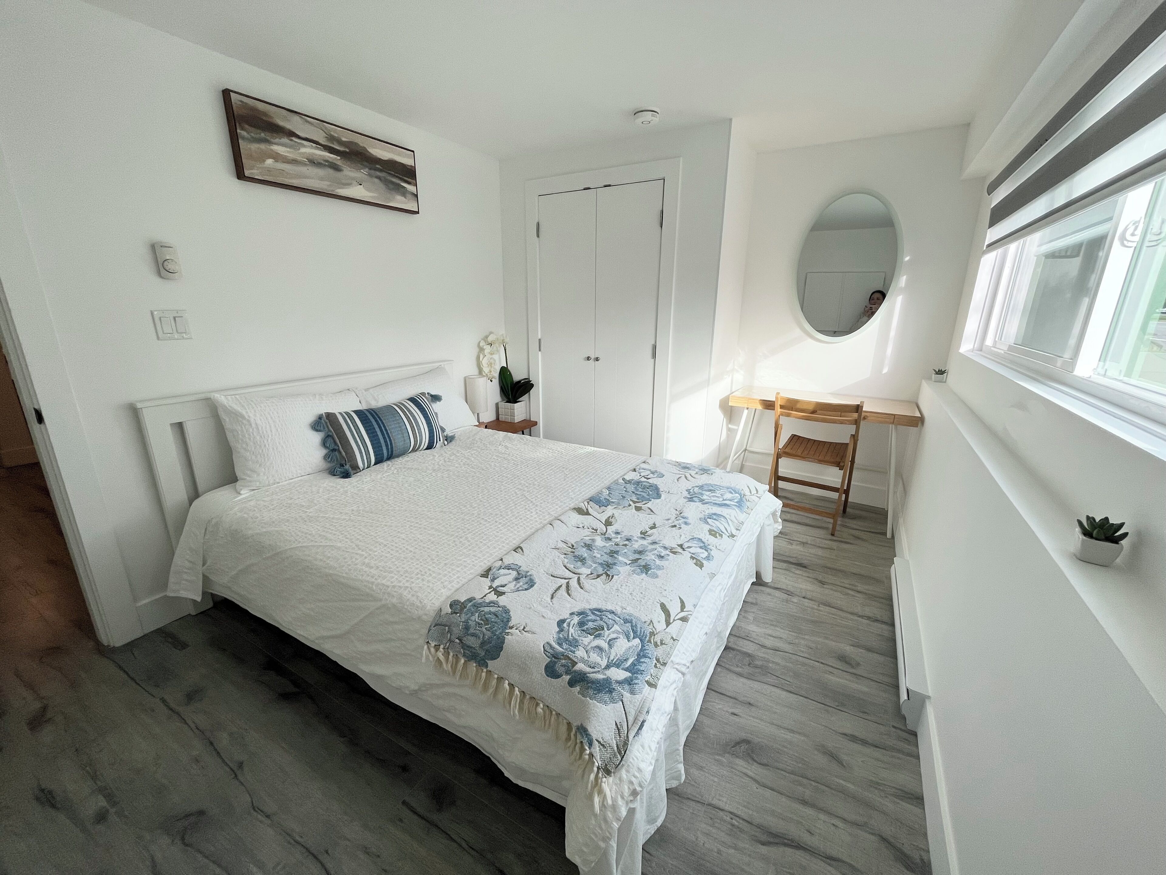 Tabla de planchar con plancha, wifi, ropa de cama