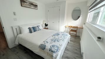 Tabla de planchar con plancha, wifi, ropa de cama