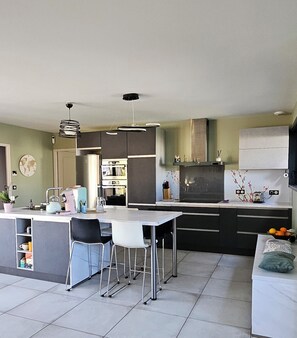 Private kitchen - Spacious, bright villa ideal for families in Mimizan with private pool (MIMIZAN)