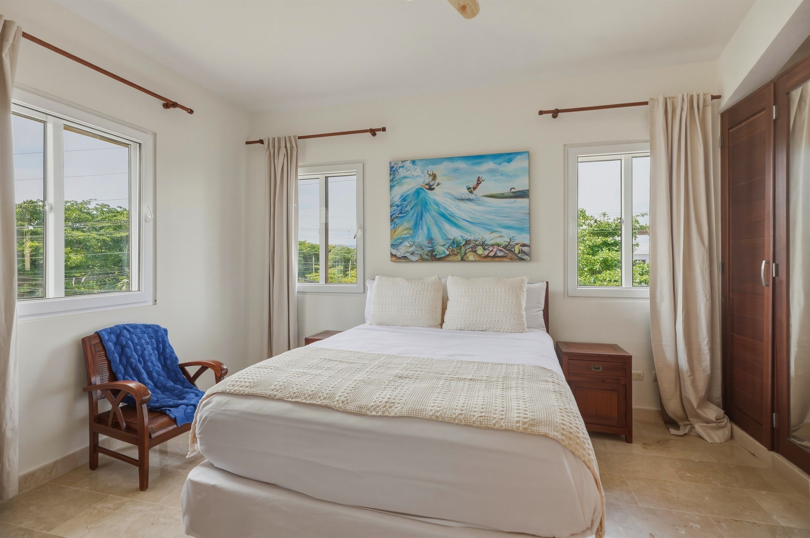 4 habitaciones, tabla de planchar con plancha y cuna de viaje 