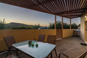 Outdoor dining - Huzuri Retreat II (Makronas Village, Kissamo)