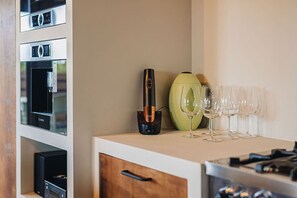 Fridge, microwave, oven, stovetop - Cactus Vista Noord close to Palm Beach! (Noord)