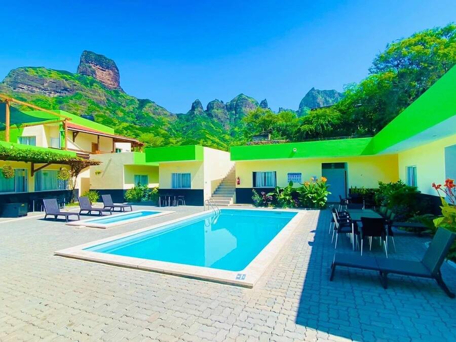 2 piscinas internas, piscina externa