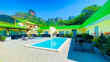 2 piscinas cubiertas, una piscina al aire libre