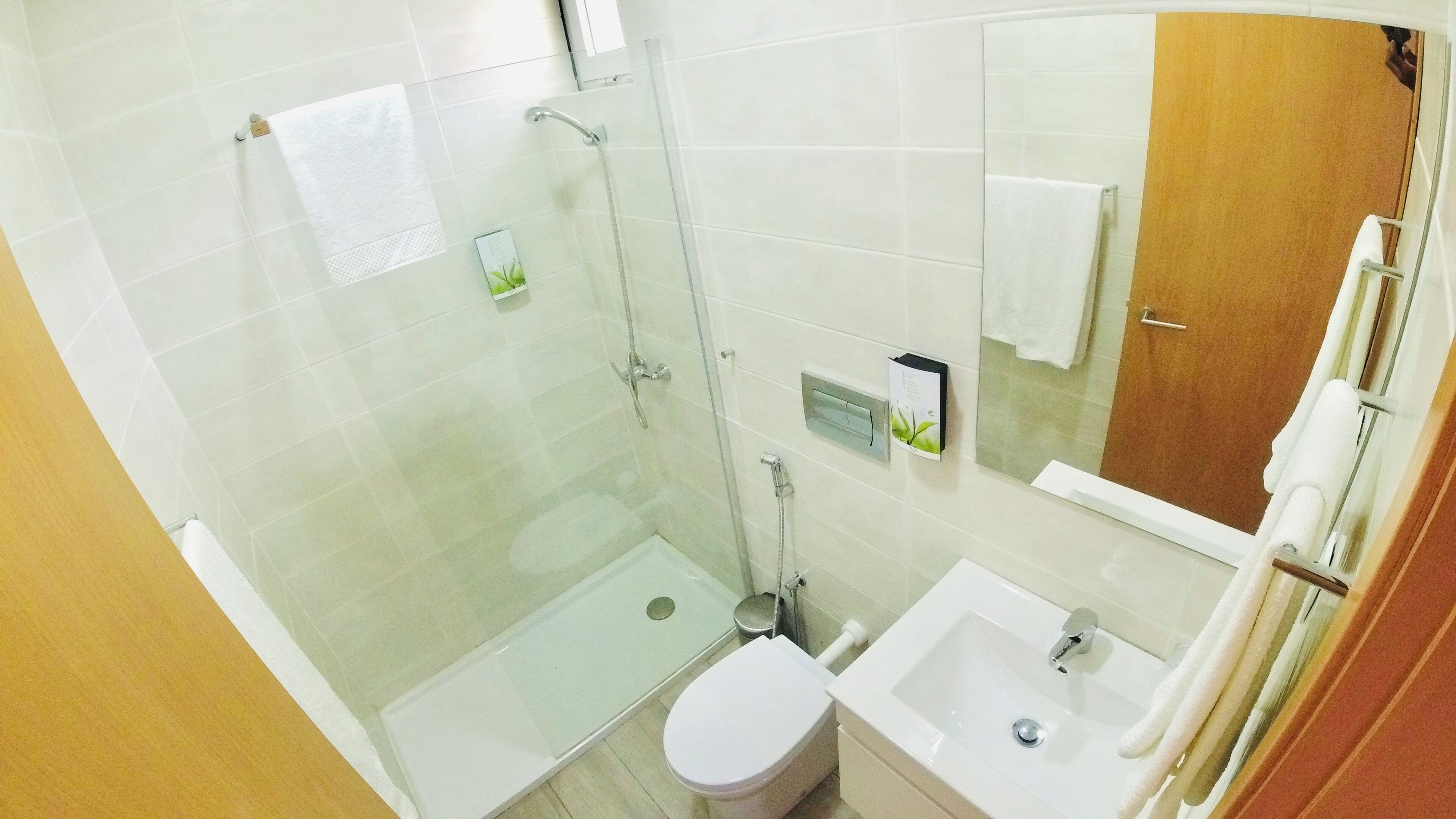 Habitación básica doble, patio, vistas a la piscina | Baño | Ducha, zapatillas, toallas y jabón