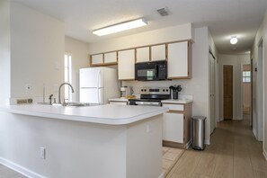 Fridge, microwave, oven, dishwasher - 3BR Condo Royal Bay Near Disney + Resort (Kissimmee)