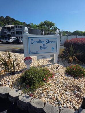 A sign for Carolina Shores Resort with a parking area and a no trespassing sign. - 2-bedroom condo in gorgeous Calabash with cool AC breeze (Calabash)