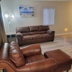 Living area - 2-bedroom condo in gorgeous Calabash with cool AC breeze (Calabash)