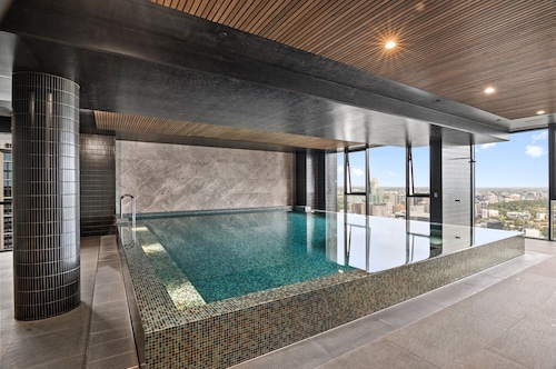 Central Southbank Apartment With Pool Access