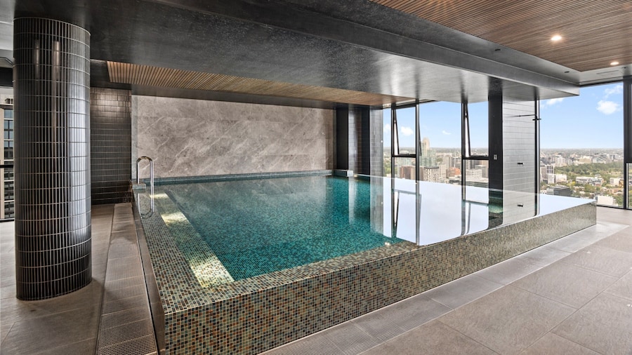 Central Southbank Apartment With Pool Access