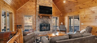 Riverfront Lodge, 5BR, Hot Tub, Pool Table & Views