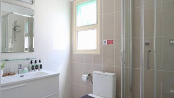 Shower, hair dryer, bidet, towels