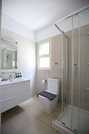 Shower, hair dryer, bidet, towels - Elysia park townhouse 14 - Modern 2-bedroom /Gym/ Pool/Parking/Paphos center (Pafos)