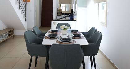 Elysia park townhouse 14 - Modern 2-bedroom /Gym/ Pool/Parking/Paphos center