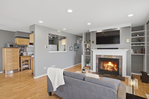 Cozy Vaulted Penthouse. Balcony + Workspace.