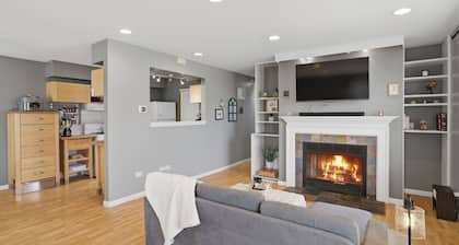 Cozy Vaulted Penthouse. Balcony + Workspace.