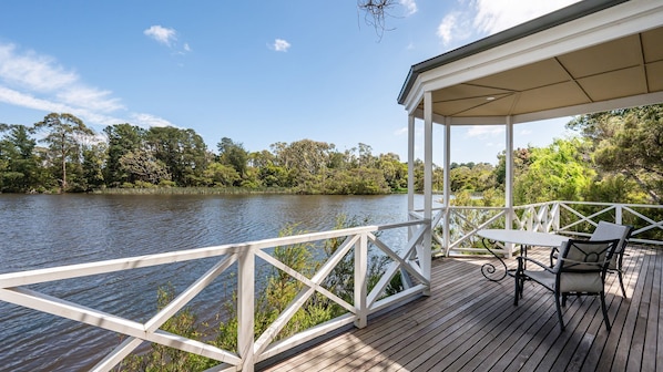 屋外ダイニングエリア