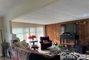 Living area - 3-bedroom mobile home in adorable The Villages with AC (Lady Lake)