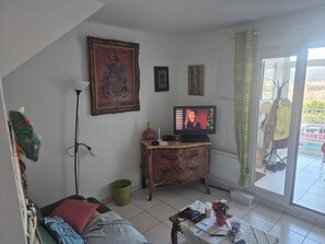 TV - Bright apartment with pool and balcony (Cogolin)