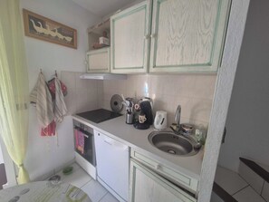 Fridge, microwave, oven, coffee/tea maker - Bright apartment with pool and balcony (Cogolin)