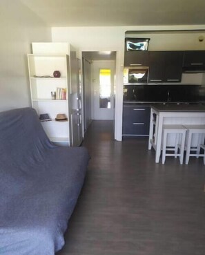 Living area - Sea view studio with private parking & pool - All on foot 🌊 (Le Grau-du-Roi)