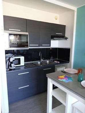 Fridge, microwave, oven, stovetop - Sea view studio with private parking & pool - All on foot 🌊 (Le Grau-du-Roi)