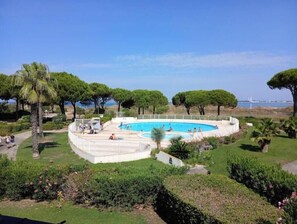 Pool - Sea view studio with private parking & pool - All on foot 🌊 (Le Grau-du-Roi)