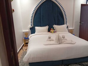 أغطية فراش متميزة وخزنة داخل الغرفة وبديكورات فريدة لكل غرفة