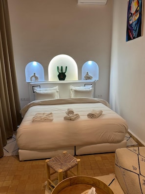 Kahden hengen deluxe-huone | Ylelliset vuodevaatteet, tallelokero huoneessa