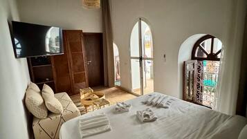 Quarto casal luxo | Roupas de cama premium, cofres nos quartos, individualmente decorados