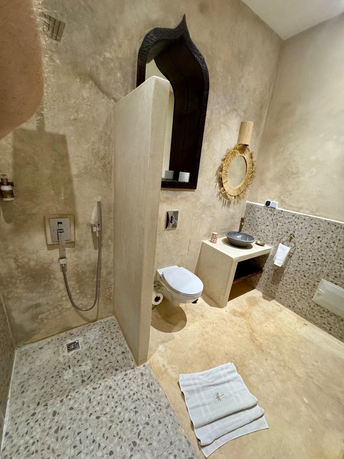 Quarto casal luxo | Banheiro | Chuveiro, secador de cabelo, toalhas de banho, sabonete
