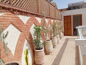 المنطقة المحيطة بالمنشأة