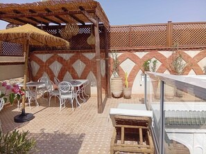 تناول الطعام بالخارج