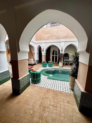 حمّام سباحة خارجي
