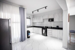 Comfort-huoneisto, patio | Yksityinen keittiö