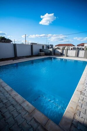 Apartemen Comfort, patio | Kolam renang | Kolam renang outdoor