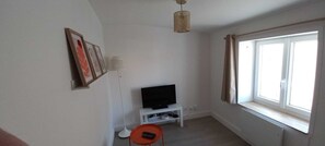 Interior - L'Espoirenthèse - T2 35 m² close to all amenities (Nieuil-l'Espoir)