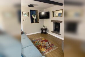 Smart TV - The Snug - Newly Renovated Charming 1769 Cottage Escape in the Countryside. (Falfield)