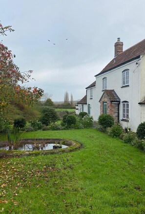 Property grounds - The Snug - Newly Renovated Charming 1769 Cottage Escape in the Countryside. (Falfield)