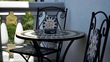 Kolmen hengen huone, parveke, vuoristonäköala | Ulkoruokailutilat