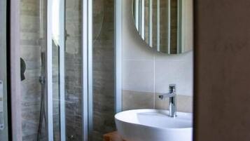 Twin Room, Courtyard View | Bathroom