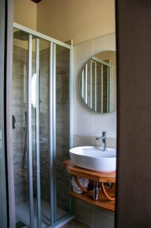 Twin Room, Courtyard View | Bathroom - B&B La Casetta (Calabria)