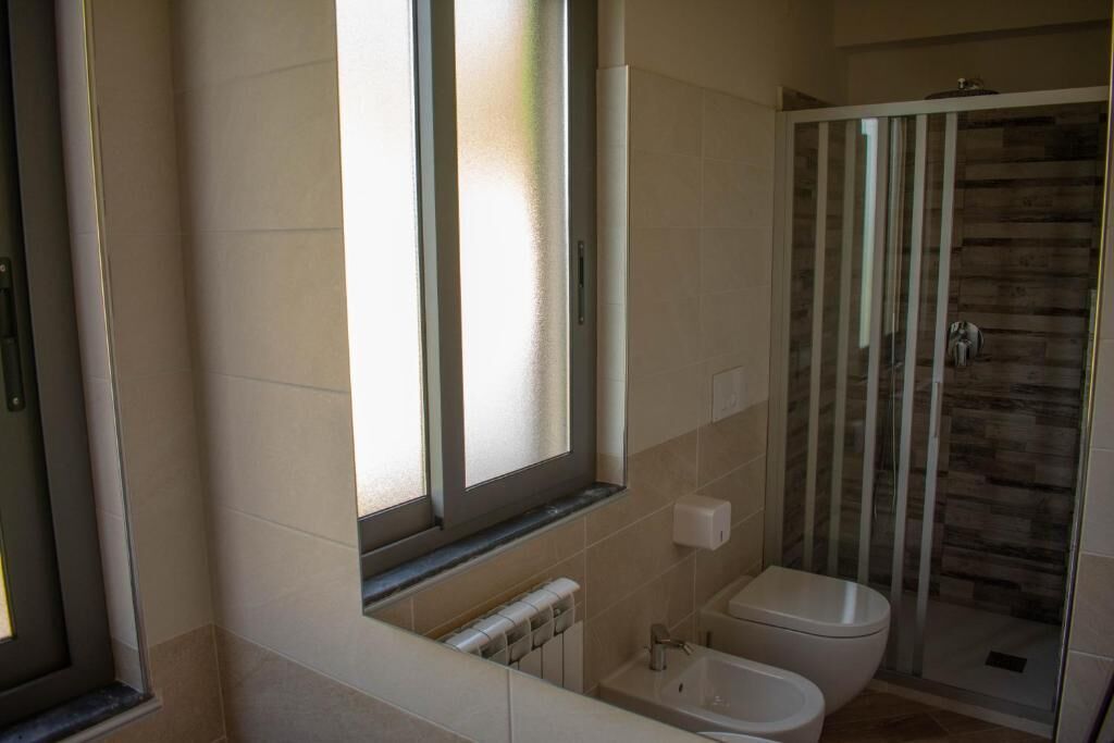 Dreibettzimmer, Balkon, Bergblick | Badezimmer