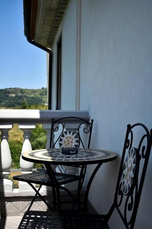 Kamar Triple, balkon, pemandangan gunung | Tempat makan outdoor