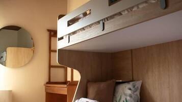 Kahden hengen huone (kaksi sänkyä), näköala pihalle