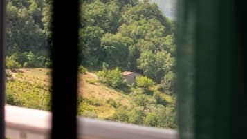 Habitación triple, balcón, vista a la montaña | Interior